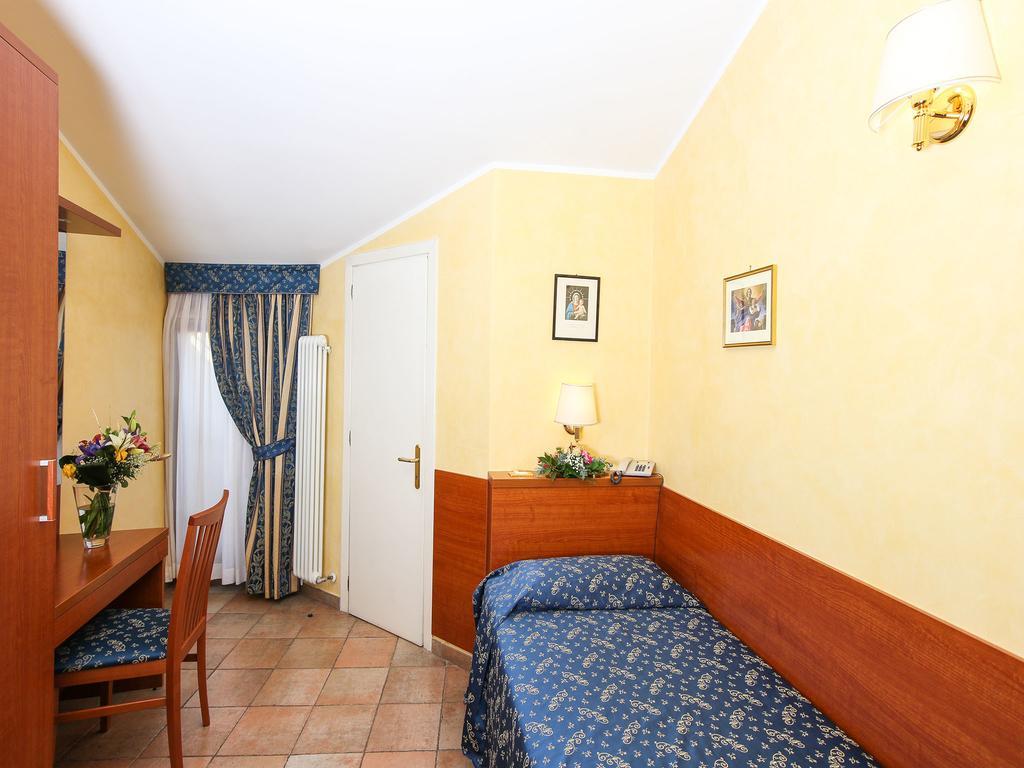 Casa Di Santa Francesca Romana A Ponte Rotto Quarto foto